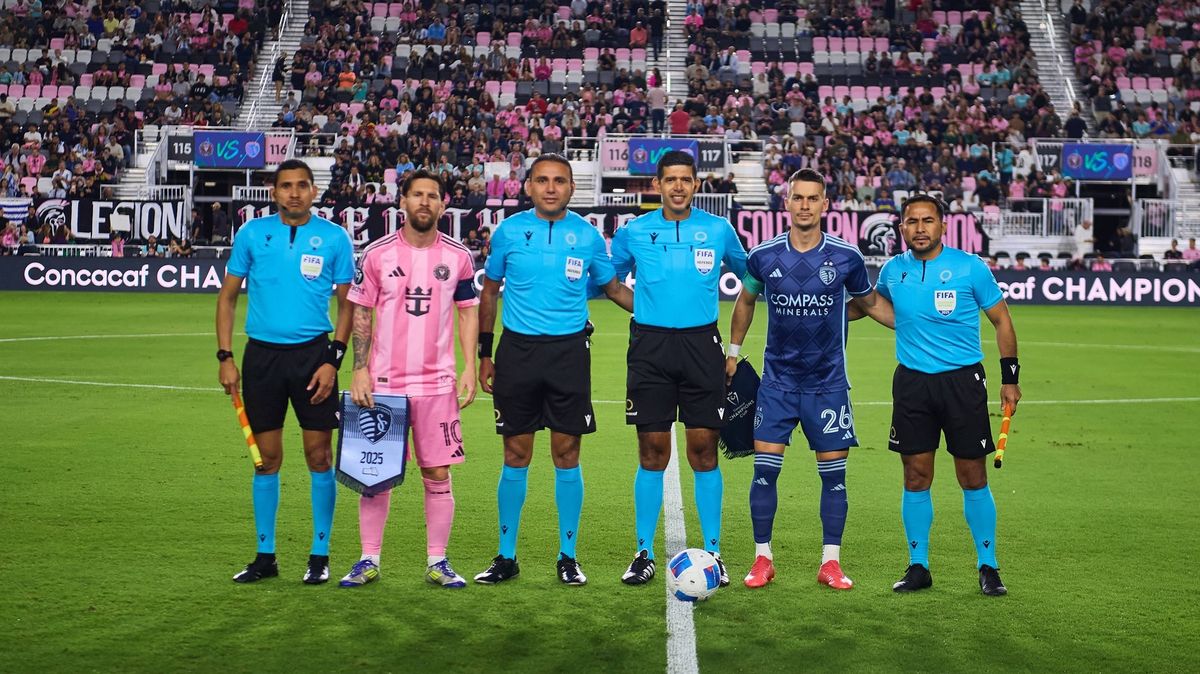 Žádost o Messiho podpis přišla arbitra draho. Půl roku si nezapíská
