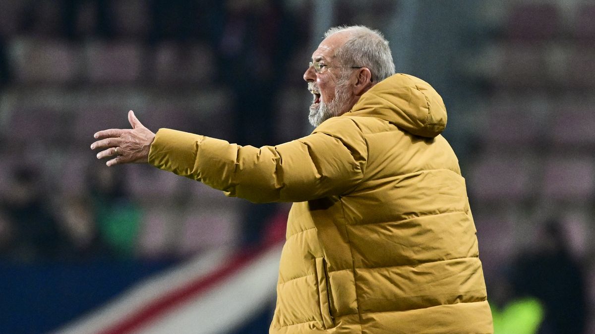 Pozor, my nevidíme! Dukla řešila na Letné netradiční problém, Rada nabízel sudímu židli