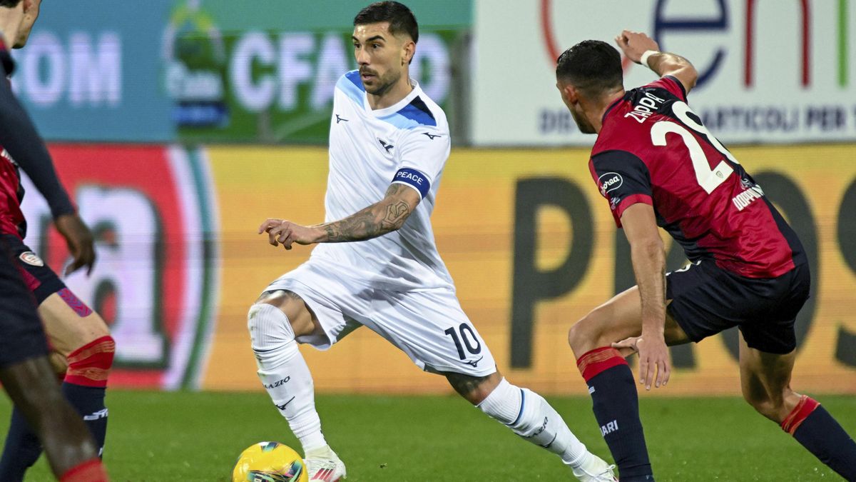 Lazio si odvezlo ze Sardinie všechny body. Na čtvrtém místě vystřídalo Juventus