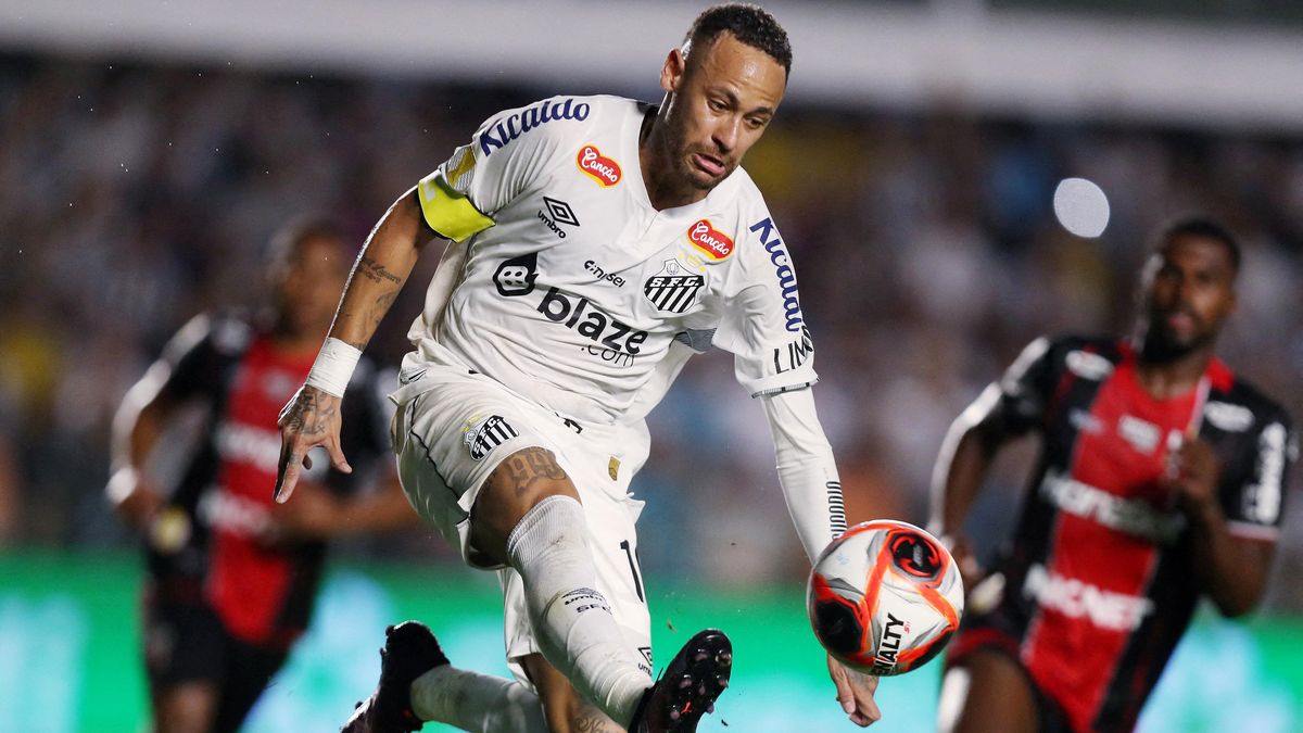 Neymar při návratu do Santosu odehrál poločas