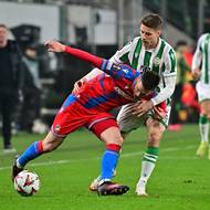 Kapitán Plzně Lukáš Kalvach brání míč před Kristofferem Zachariassenem z Ferencvárose. 