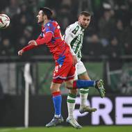 Plzeňský bek Milan Havel v hlavičkovém souboji s Eldarem Civičem z Ferencvárose. 