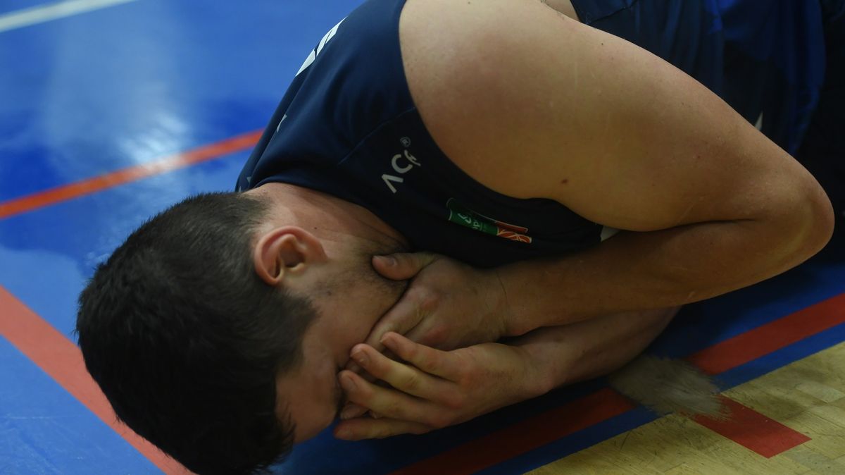 Vypjatý česko-slovenský střet. Basketbalistu Děčína soupeř kousl