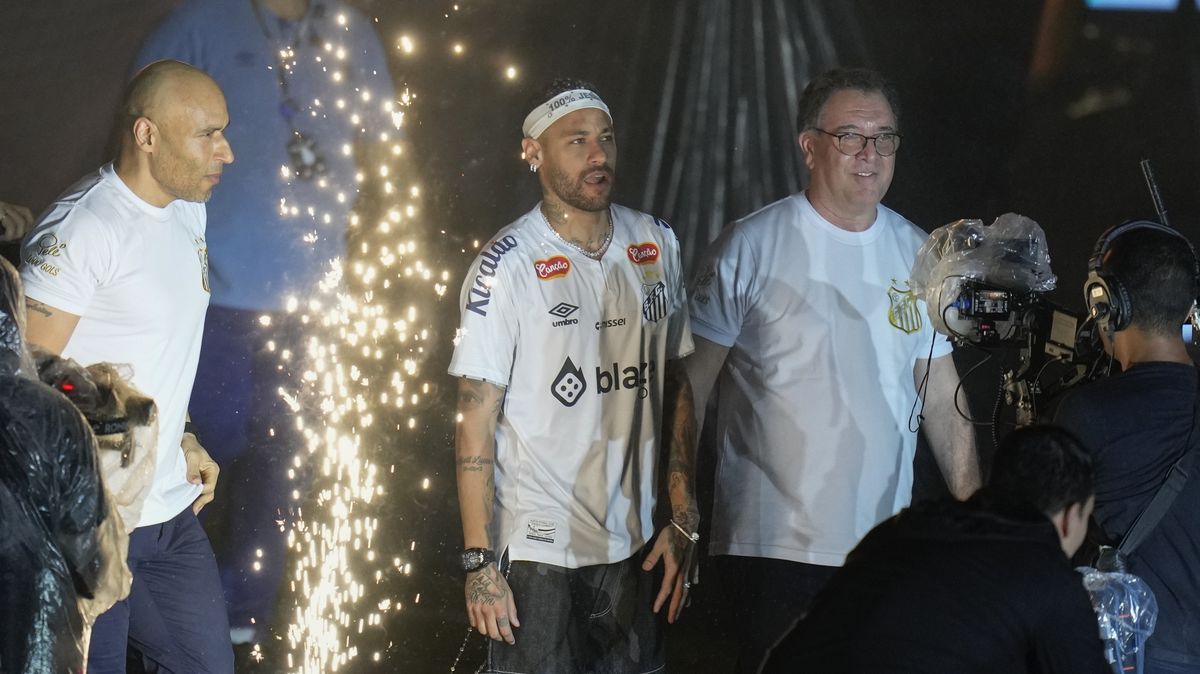 Neymar se dočkal vřelého přijetí, v Santosu podepsal zatím půlroční smlouvu