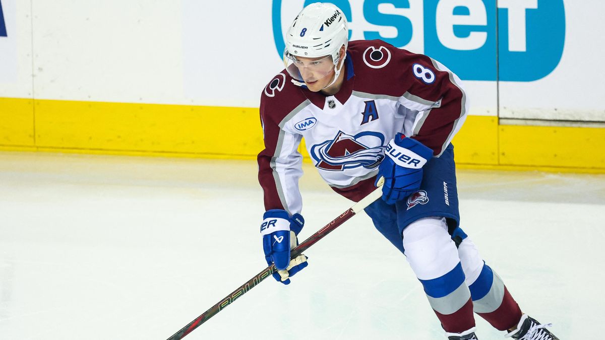Nejproduktivnější obránce NHL Makar je nemocný, možná přijde o derby