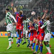 Hlavička Sampsona Dweha (druhý zleva) měla gólové parametry, brankář Ferencvárose David Grof (není na snímku) míč ale chytil. 