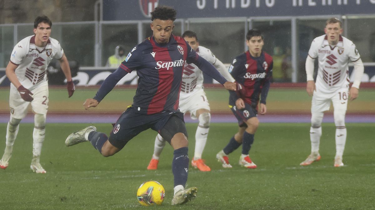 Vlastní gól v poslední minutě pomohl Boloni k ligovému vítězství nad FC Turín