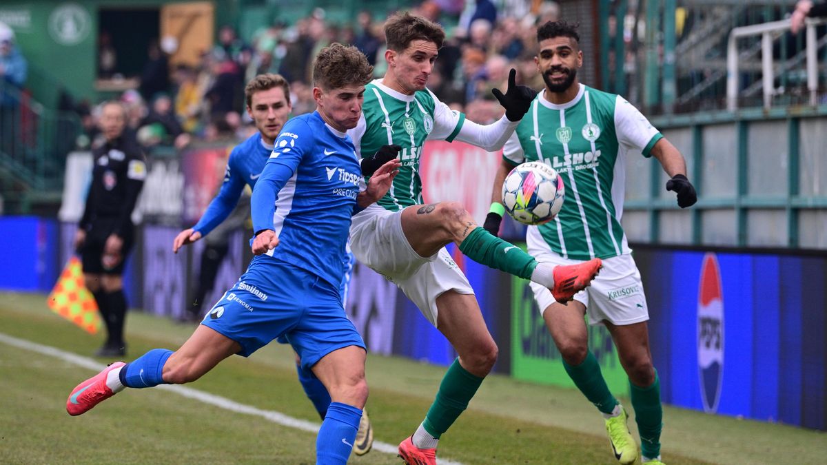 Když fotbal pláče. Podívanou v Ďolíčku kazil terén, Veselý kritizoval metr rozhodčího