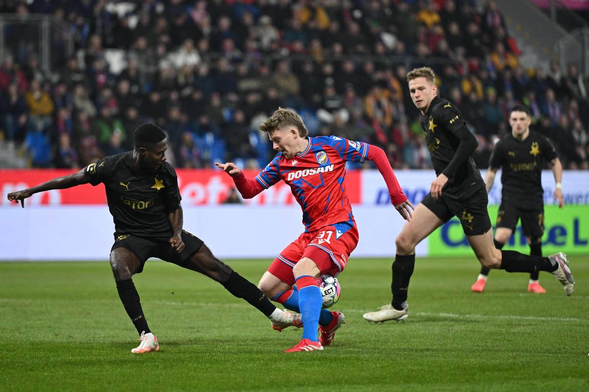 Plzeňský Pavel Šulc se prodírá obranou Slavie.