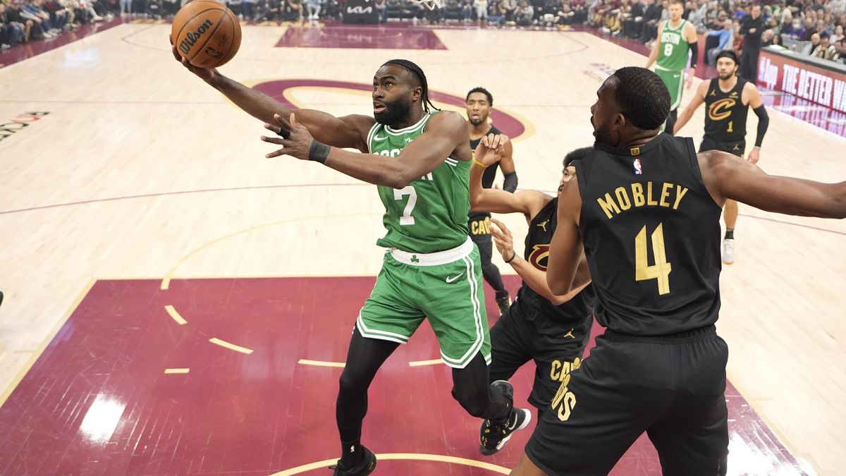 Boston uspěl v Clevelandu, Embiid pomohl Philadelphii triple doublem