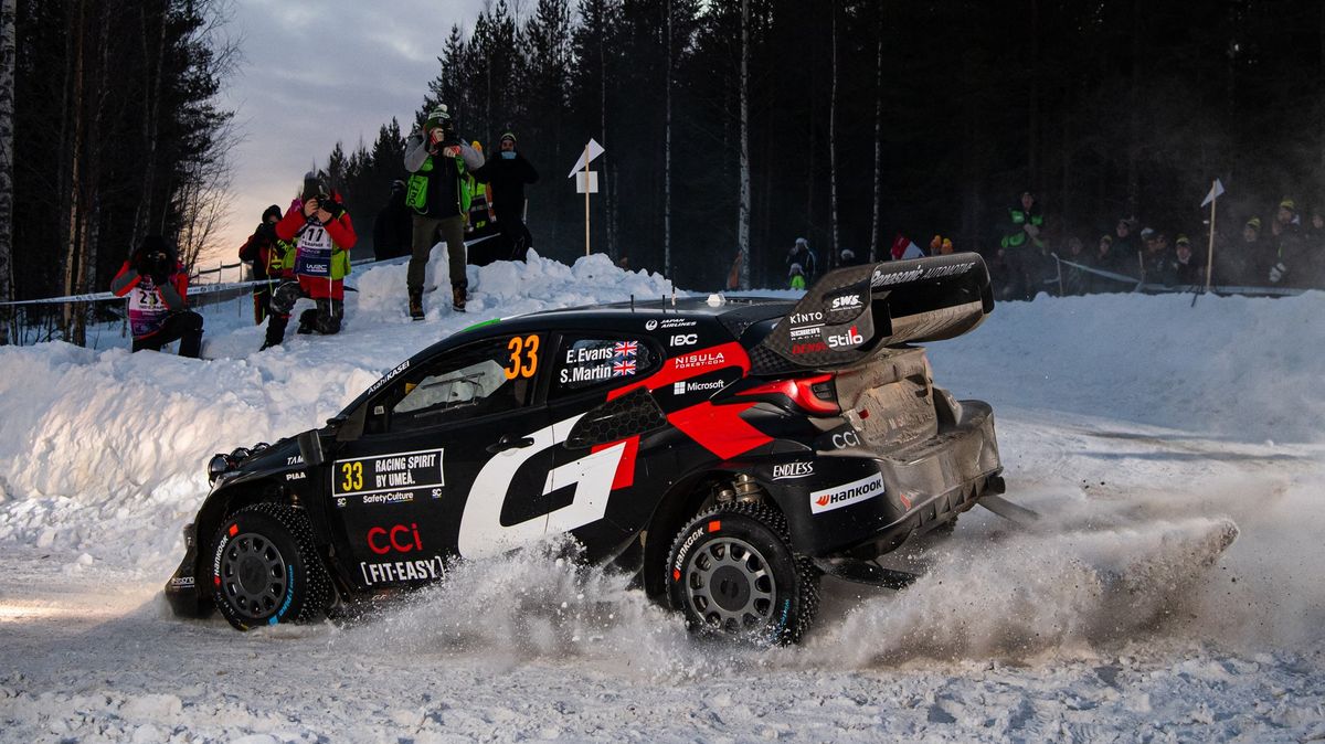 Vyrovnanou Švédskou rallye vede Evans, v deseti sekundách je pět jezdců
