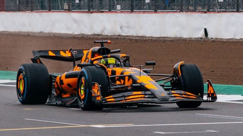 McLaren ukázal auto pro letošní rok, ale v maskovacím zbarvení