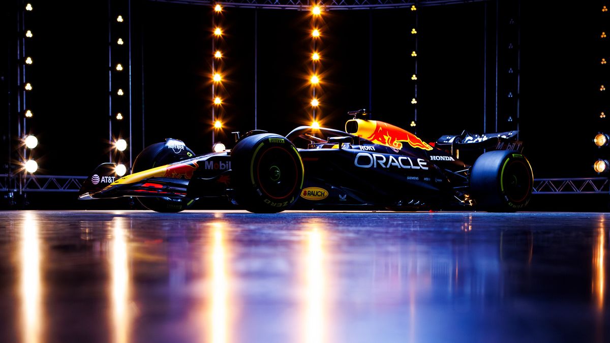 Red Bull zveřejnil první obrázky auta, se kterým Verstappen zkusí dohnat Schumachera
