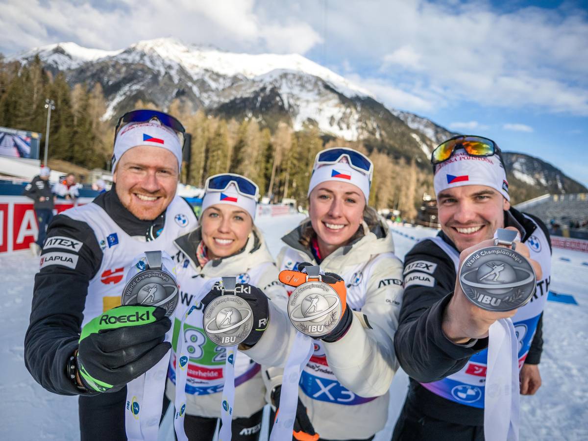 Česká smíšená štafeta se stříbrnými medailemi