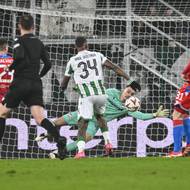 Plzeňský brankář Martin Jedlička vytahuje další skvělý zákrok. 