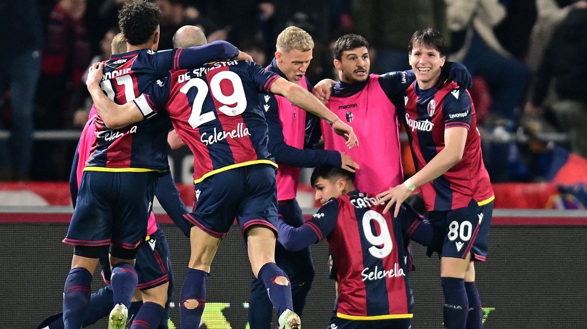 Fotbalisté Boloni porazili po obratu AC Milán a jsou šestí