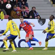 Jan Paluska z Plzně centruje míč do vápna.