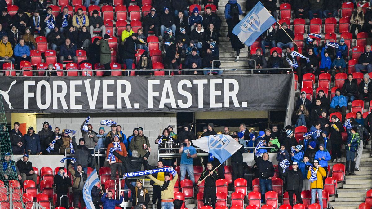 Parádní výkon fanoušků. Místy ovládli Eden, trenér nad výpravou žasnul