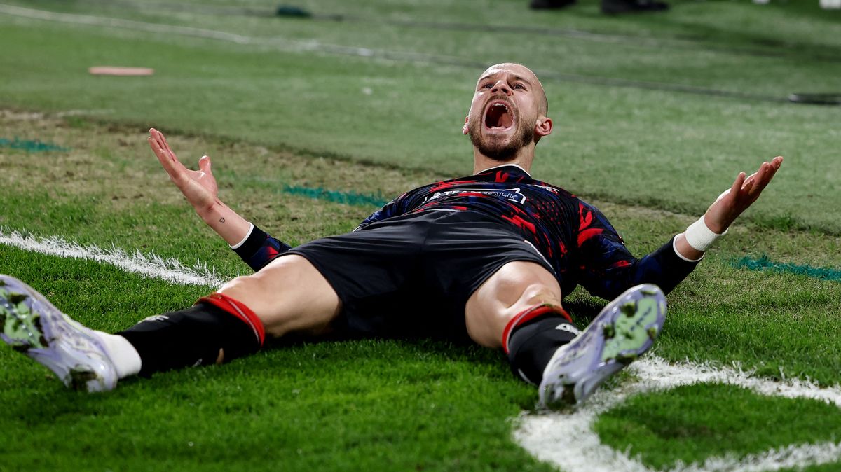 Jako Robben? Účes máme podobný, směje se Černý. V létě chce mít na výběr