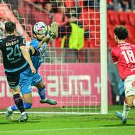 Utkání 25. kola první fotbalové ligy: FK Pardubice - Viktoria Plzeň, zleva Milan Havel, brankář Jan Stejskal a Štěpán Míšek 