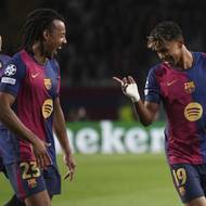 Barcelonští fotbalisté se radují z gólu proti Benfice.