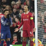 Zleva křídelník PSG Désiré Doué, kapitán Liverpoolu Virgil van Dijk a gólman anglického celku Alisson v odvetě osmifinále Ligy mistrů