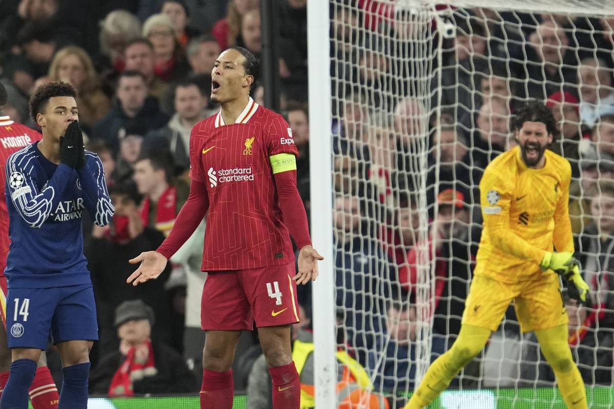 Zleva křídelník PSG Désiré Doué, kapitán Liverpoolu Virgil van Dijk a gólman anglického celku Alisson v odvetě osmifinále Ligy mistrů