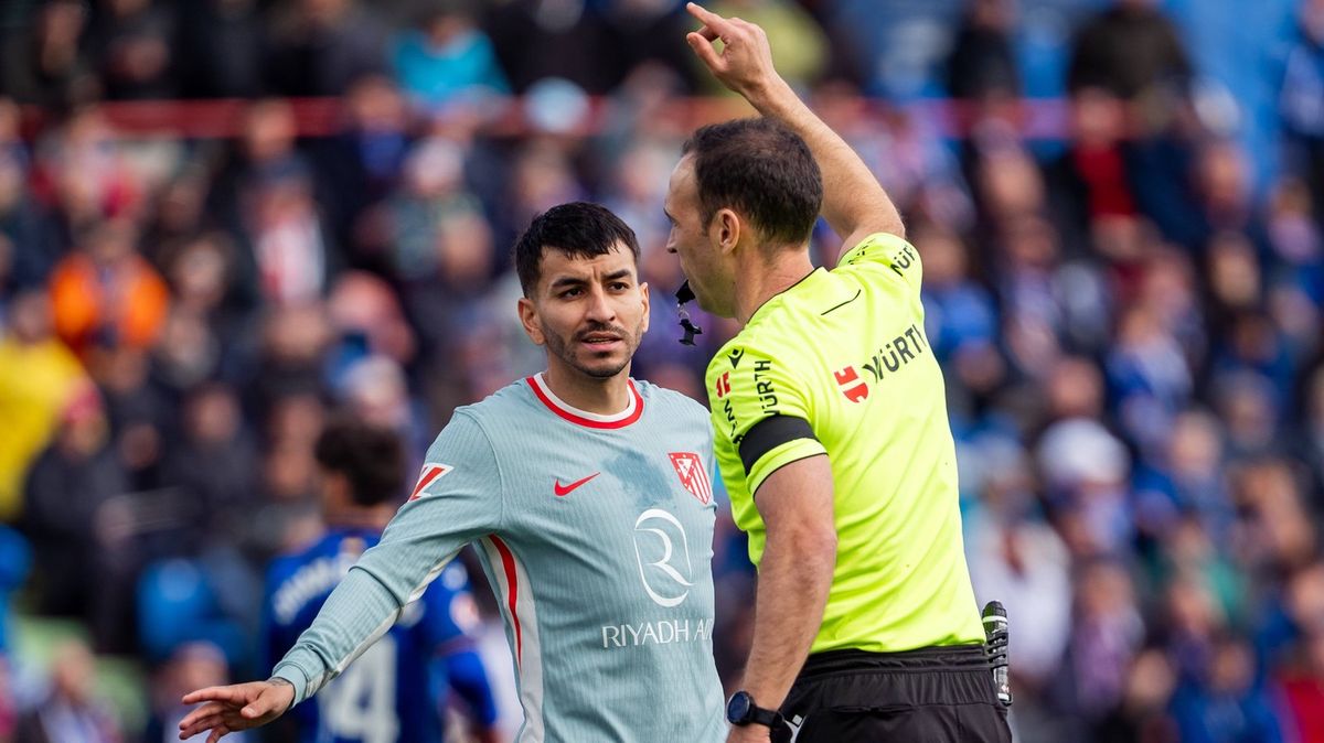 Útočník Correa bude za vyloučení a konflikt se sudím chybět Atléticu pět zápasů