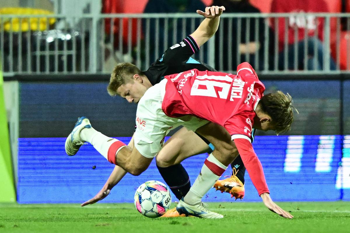 Utkání 25. kola první fotbalové ligy: FK Pardubice - Viktoria Plzeň, 9. března 2025, zleva Lukáš Červ a Filip Štancl