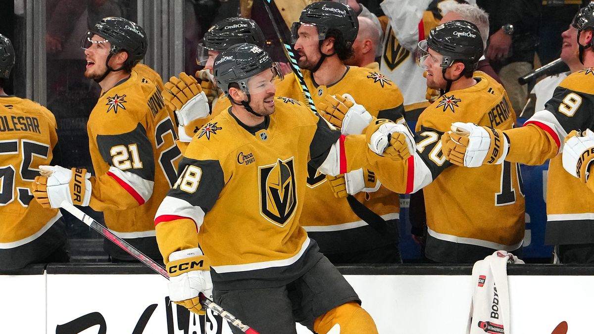 Hertl nasázel v NHL hattrick, Dostál opět hvězdou