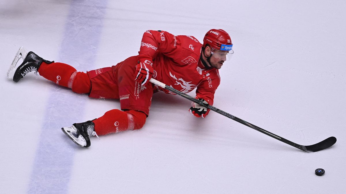 Ujčík potrestal třineckého útočníka Draveckého