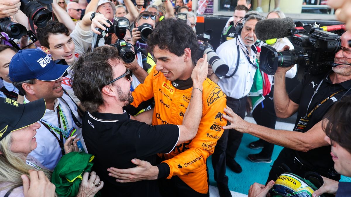 Alonso zachránil Brazilci závodní kariéru. Teď spolu budou soupeřit ve formuli 1