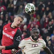 Útočník Leverkusenu Patrik Schick (vlevo) a Dayot Upamecano z Bayernu v odvetě osmifinále Ligy mistrů