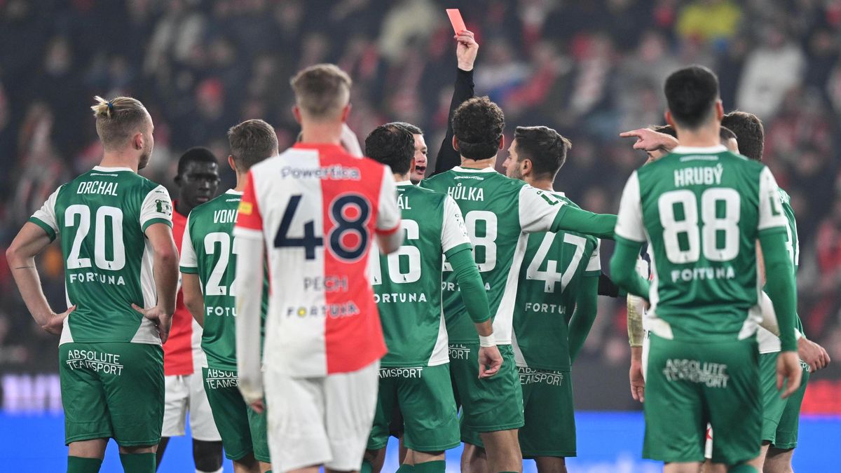 Komise rozhodčích: Slávista neprávem unikl trestu, ale červená pro Bohemians byla správná