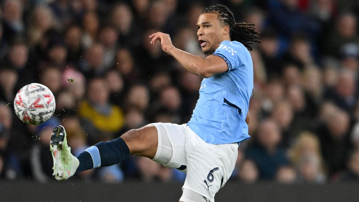 Obránce Manchesteru City Aké je po operaci a čeká ho pauza