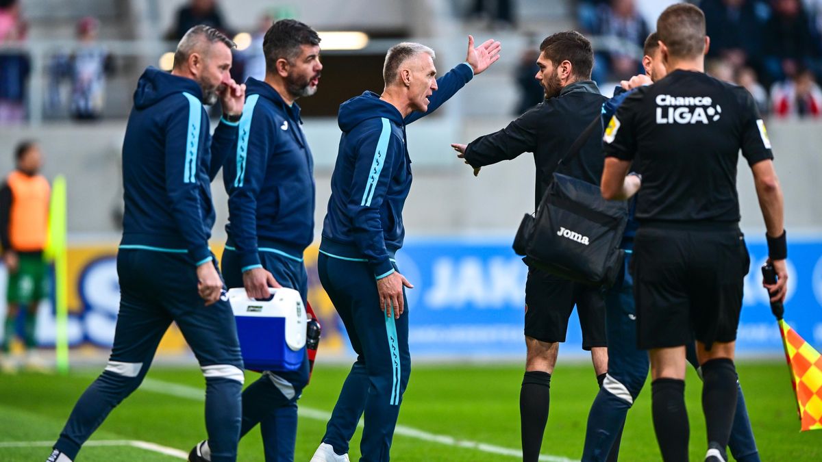 Bizár ve fotbalové lize. Při střídání zjistili, že hráč není na soupisce