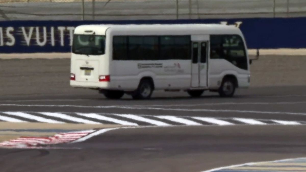 Autobus mezi formulemi, předsezonní testování se muselo nejednou přerušit
