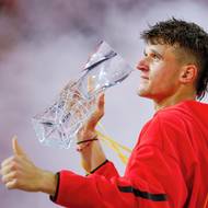 Jakub Menšík zvedá nad hlavu čtyřkilovou vítěznou trofej.