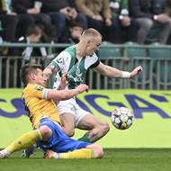 Teplický záložník Lukáš Mareček (ve žlutém) se snaží obrat o míč Jana Matouška