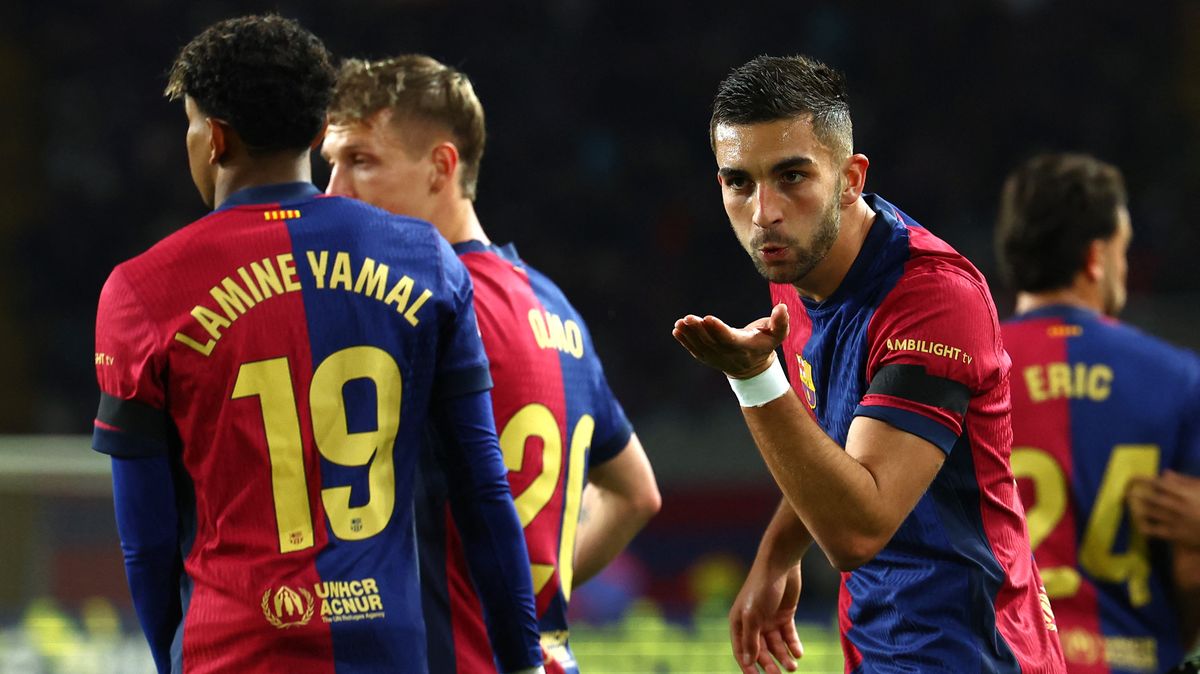 Fotbalisté Barcelony porazili v dohrávce Osasunu a vedou o tři body před Realem
