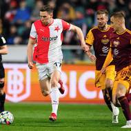 Slávista Lukáš Provod se snaží udržet balon proti přesile