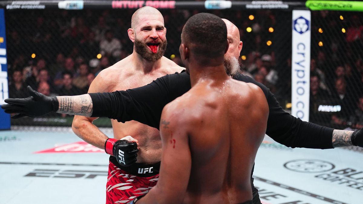 Neštěstí v UFC, fanoušci soptí. Procházka jako zachránce ale nedopadne