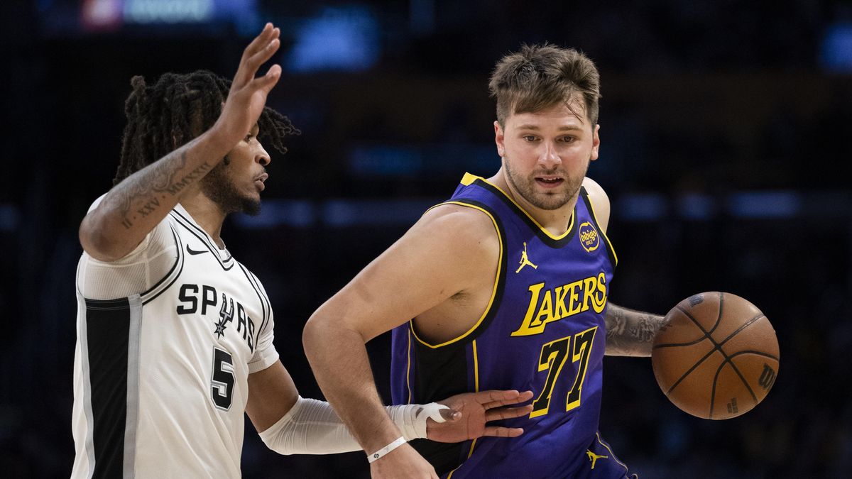 Lakers i bez Jamese stoupají tabulkou, Dončič byl blízko triple doublu