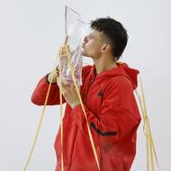 Kromě trofeje od českých sklářů získal Menšík i prémii ve výši 1 124 380 dolarů (cca 25 milionů korun hrubého).