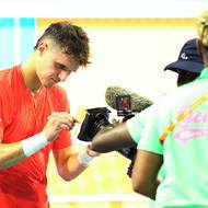 Podpis vítěze na sklo před objektivem kamery