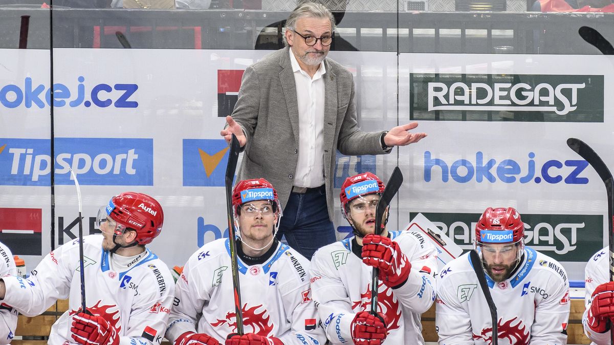 Třinecký kouč mlátil po prohře v emocích dvířky od střídačky. Nešly zavřít, říkal