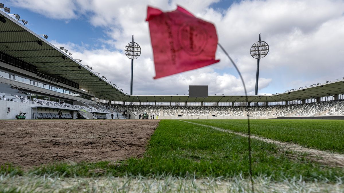 V Hradci vyřešili trávníkovou neřest. Výměna pažitu stála 750.000 korun