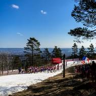 Skupina biatlonistek na trati hromadného startu