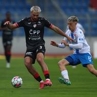 Louis Lurvink z Pardubic brání míč před dotírajícím Tomášem Rigem z Baníku Ostrava. 