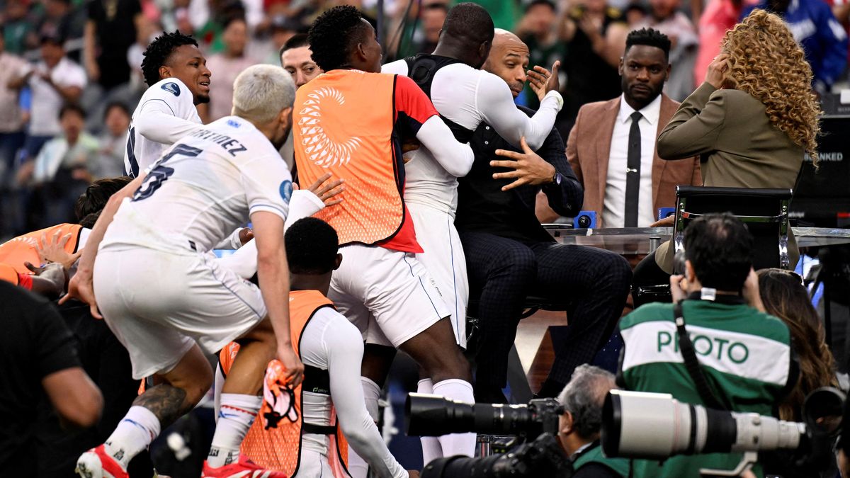 Jsi můj idol, můj idol! Thierry Henry zažil nejdivočejší oslavu gólu v životě